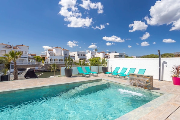 Swimming pool and terrace (1)