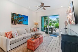 Splendid living area of the townhouse in Reunion Florida - Smart TV and Netflix - Plush sofas for relaxation - Stylish furniture arrangement providing comfort and a cohesive look - Easy access outdoors with seating
