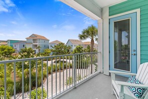 Private balcony  of the townhouse in Reunion Florida - Feel the breeze outdoors, be in a tranquil area - Panoramic views of the surrounding area - Perfect spot for morning coffee or evening cocktails