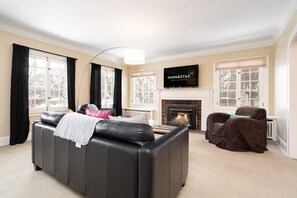 Spacious living area (fireplace not for use)