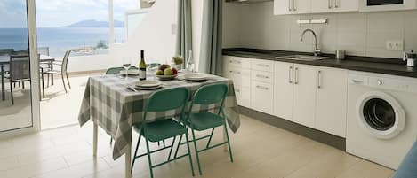Patio,Kitchen or kitchenette,Dining area,Sea view