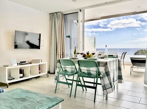 TV and multimedia,Dining area,Sea view
