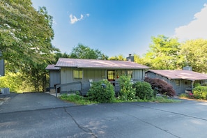 Raven's Haven is located in the Heart of Maggie Valley. Pet-Friendly!