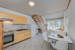 Kitchen & dining area