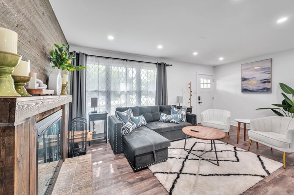 Home Decor, Furniture, Indoors, Living Room, Couch