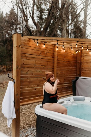 Outdoor spa tub