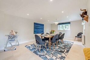 Stonelands Dining Room - StayCotswold