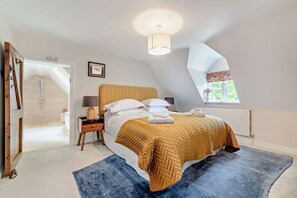 Stonelands Master Bedroom - StayCotswold