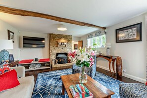 Stonelands Sitting Room - StayCotswold