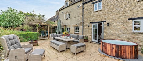 Stonelands Garden with Hot Tub - StayCotswold