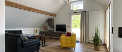 Wohnzimmer mit Spanndecken
Ledersofa ,Hocker/Sessel, 
Smart TV Samsung 43 Zoll 