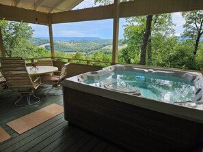 Hot tub with amazing mountain view