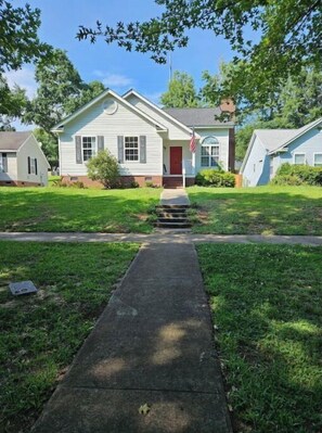 Cozy Home by downtown Columbia. 4 miles from USC Campus, Fort Jackson, Stadium