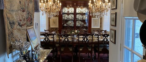 Traditional Dining Room 