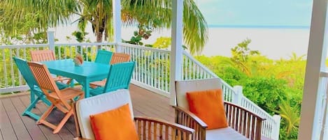 ON THE BEACH! Enjoy the relaxing beachside verandah with outstanding views. 