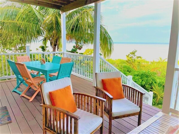 ON THE BEACH! Enjoy the relaxing beachside verandah with outstanding views. 