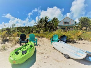 ON THE BEACH - Beachy Keen Beach House Includes Kayaks, SUP, Bikes and more! 