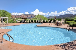 Large swimming pool, bring the kids and jump right in!
