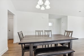 Dining Area | Central Heating & A/C | 5 Mi to Fort Leonard Wood Visitor Center