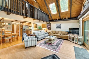 Living Room | Free WiFi | Smart TV | Fireplace | Central Heating & A/C