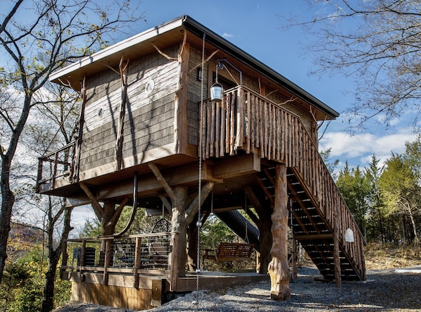 CHASING FIREFLIES - TREEFORT - SLEEPS 6