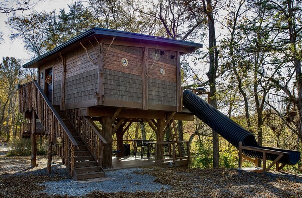 SQUIRRELS GONE WILD - TREEFORT- SLEEPS 6 - WOODED VIEW