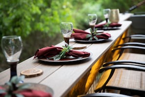 BAR TOP SEATING FOR 4 - UPPER DECK