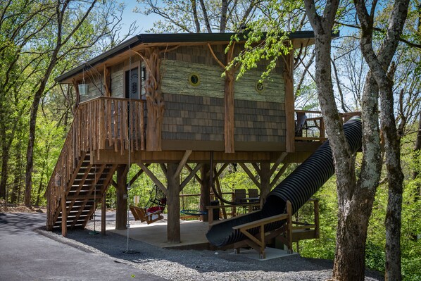 TREE-MENDOUS FUN - TREEFORT - SLEEPS 6 - WOODED VIEW