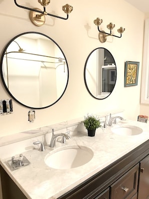 Large Bathroom with Laundry