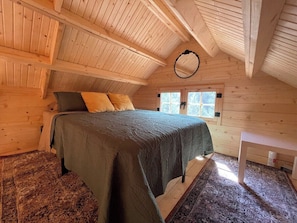Loft with queen size bed, sheets, pillow, quilt included.