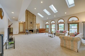 Living Room | Smart TV | Piano | Fireplace