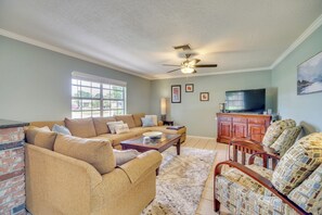 Living Room | Single Story | Free WiFi | Central Heat & A/C | Smart TV