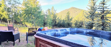 Stunning mountain views from the hot tub, very tranquil & perfect for stargazing