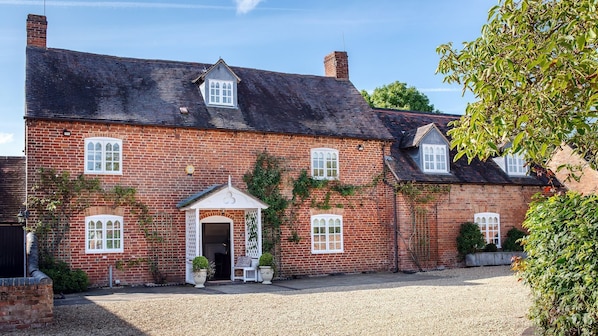 Main entrance, Beecham Farmhouse, Bolthole Retreats