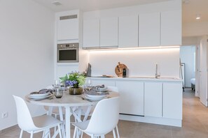 Practical kitchen with seating area