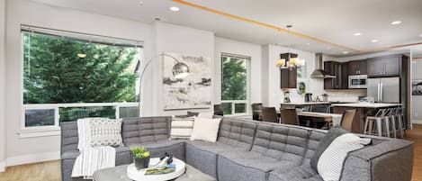 Welcome to Cesar's Townhome! Please enjoy our spacious rental in the heart of Portland, Oregon.