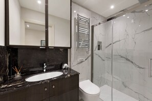 Bathroom - Towels, Hairdryer, Shower Amenities