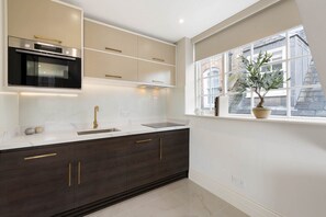 Kitchen - Washer, Dryer, Dishwasher, Fridge, Freezer, Cooking Utensils