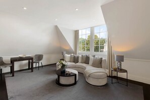 Lounge & Dining Area