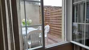 La 3ème chambre à une vue sur la terrasse bois