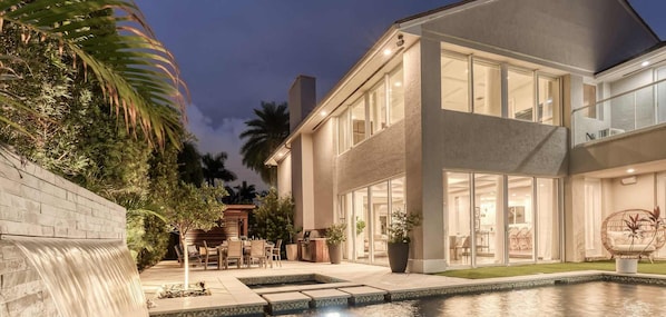 Stunning 4 Bedroom / 3.5 Bathroom home in the gated neighborhood of Idelwyld off Las Olas Blvd.  Home is a 10 minute walk to Fort Lauderdale Beach.  
