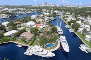 Villa Key- 6 Bedroom / 5.5 Bathroom on a point lot on Sunrise Key.
Heated Pool
Paddle Boards
Foosball