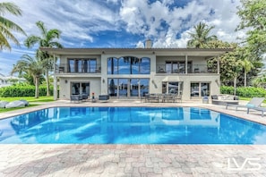 Villa Key- 6 Bedroom / 5.5 Bathroom on a point lot on Sunrise Key.
Heated Pool
Paddle Boards
Foosball