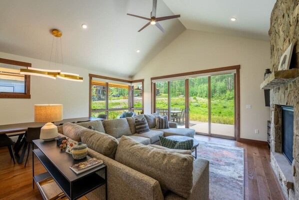 Bright and open luxury mountain home, backing to National Forest!