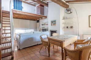 Activities, Balcony / Terrace / Patio, Building Exterior, City, Room Detail, Spring, Summer