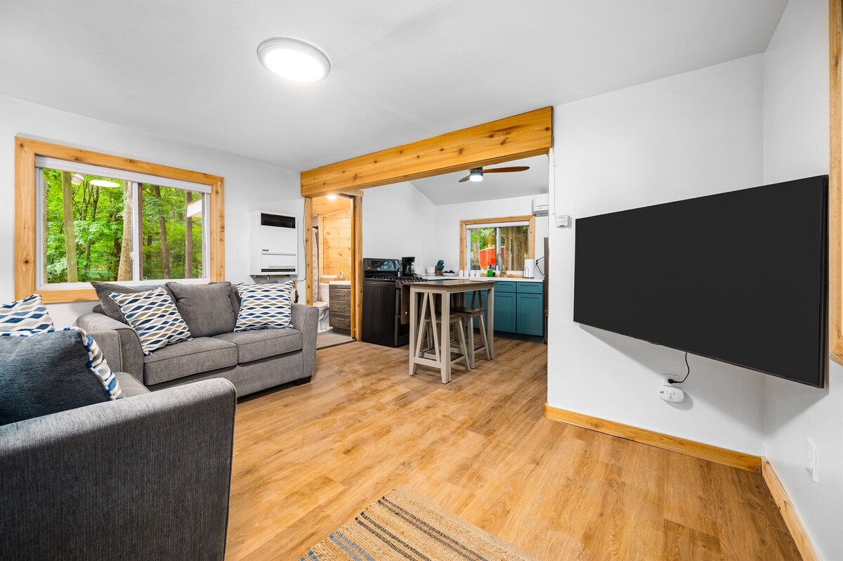 Modern Cabin on Arbutus Lake w/Pontoon Rentals