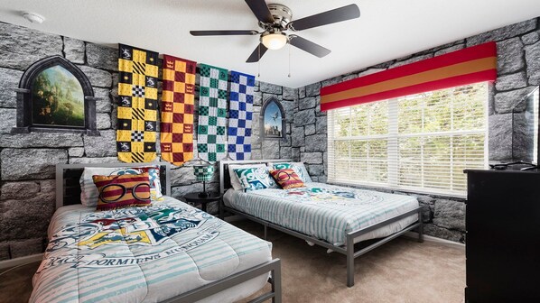 Kids will have fun in this Harry Potter bedroom