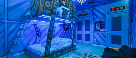 Kids will have fun in this Star Wars bedroom with beautiful lights