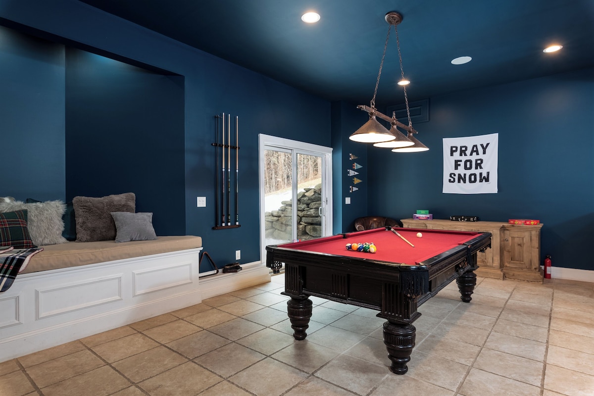 Stratton + Mt. Snow family getaway with Hot Tub, Fire Pit, Game Room, and AC!