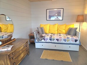 daybed that can co vert to a queen bed. 